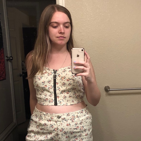 Meet your Posher, Nicole - Picture 3 of 4